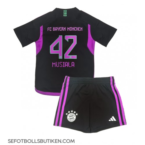 Bayern Munich Jamal Musiala #42 Replika Babykläder Borta matchkläder barn 2023-24 Korta ärmar (+ Korta byxor)